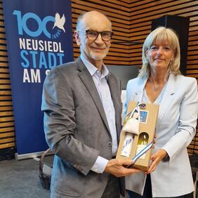 Bürgermeisterin LAbg. Elisabeth Böhm bedankt sich bei Stadthistoriker Sepp Gmasz für seinen unermüdlichen Einsatz bei der Aufarbeitung der Geschichte von Neusiedl am See.
