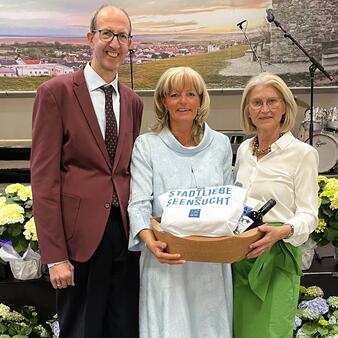 Martin Pieber und Eva Mannsberger vom Verein Neusiedler Stadtarchiv mit Bürgermeisterin LAbg. Elisabeth Böhm nach der Vorstellung des Jubiläumsbuches "Der Stadtführer".