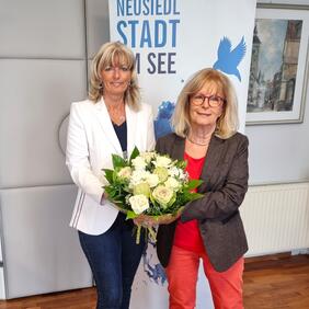 Die Bürgermeisterin dankt und verabschiedet Rot-Kreuz-Präsidentin a.D. Friederike Pirringer