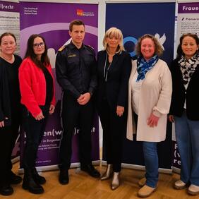 Im Bild: Gruppeninspektorin Marion Gröller, Der Lichtblick-Geschäftsführerin  Mag.a Karin Behringer-Pfann, Bezirkspolizeikommandant-Stellvertreter Major Lukas Liedl,  Bürgermeisterin LAbg. Elisabeth Böhm, Bezirksinspektorin Martha Mantler und  Amtsleiterin Judith Siber-Reiner.
