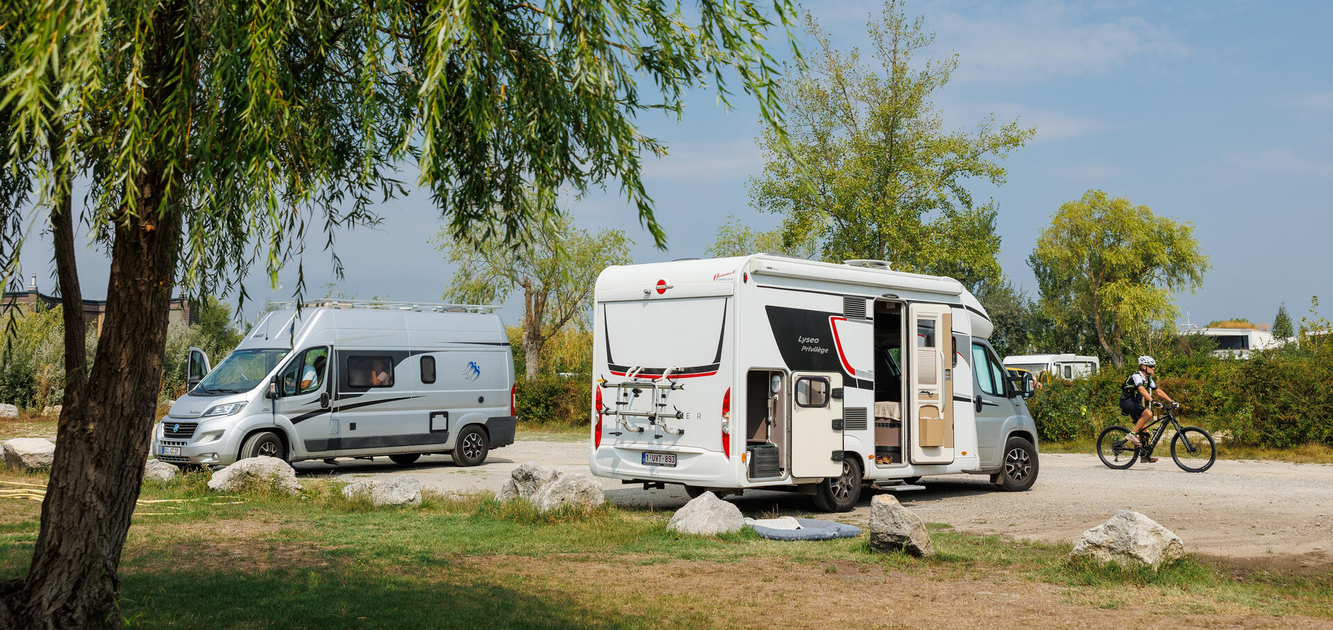 Foto mit Blick auf den Wohnmobilstellplatz im Seebad Neusiedl am See