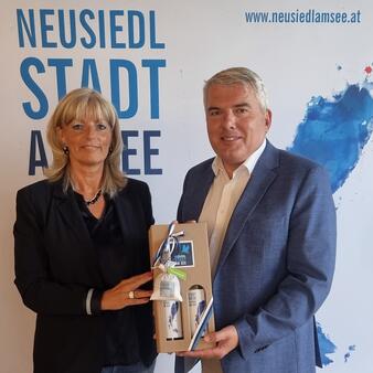 Bürgermeisterin Landtagsabgeordnete Elisabeth Böhm gratuliert Regionalleiter Alfred Moser zum 90jährigen Bestehen der Raiffeisenbankfiliale in Neusiedl am See.