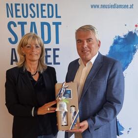 Bürgermeisterin Landtagsabgeordnete Elisabeth Böhm gratuliert Regionalleiter Alfred Moser zum 90jährigen Bestehen der Raiffeisenbankfiliale in Neusiedl am See.