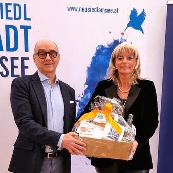 Bürgermeisterin LAbg. Elisabeth Böhm verabschiedet Dr. Christian Hess als Gemeindearzt.