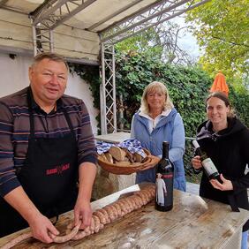 Der gelernte Fleischhauer und Winzer Hans Schwarz mit Bürgermeisterin LAbg. Elisabeth Böhm und Weinwerk-Geschäftsführerin Cornelia Frittum beim Sautanzfestival in Neusiedl am See.