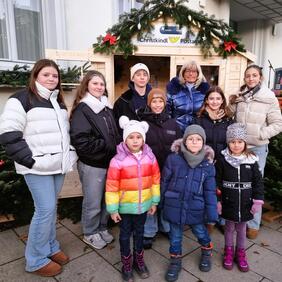 Die Bürgermeisterin und einige Kinder vor dem Christkindlpostamt am Hauptplatz beim Start in den Advent