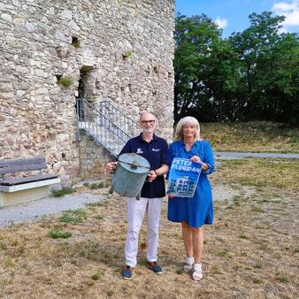 Bürgermeisterin LAbg. Elisabeth Böhm und Dr. Sepp Gmasz mit einem alten Seifensiederkessel und dem Plakat für die Theateraufführung über den Volkshelden Peter Floridan, die im September am Originalschauplatz, der Ruine am Tabor, wieder aufgeführt wird.