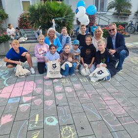 Schülerinnen und Schüler der Kloster-Mittelschule gestalteten den Parkplatz vor dem Rathaus mit Kreide in eine bunte Landschaft. Der Bürgermeisterin, Umweltgemeinderätin Gerda Kappel und Direktor Wolfgang Borbely gefielen die Kunstwerke.