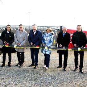 Landeshauptmann Hans Peter Doskozil gemeinsam mit Infrastrukturminister Peter Hanke, Bürgermeisterin Landtagsabgeordnete Elisabeth Böhm, Weidens Bürgermeister Heinrich Hareter sowie Stephan Sharma, CEO der Burgenland Energie und Reinhard Czerny, Finanzvorstand, FFO der Burgenland Energie beim Startschuss des größten Windparks Österreichs in Neusiedl/Weiden.