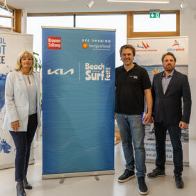 Bei einem Pressegespräch wurde das Kia Beach and Surf Fest 2026 vorgestellt. Am Podium waren Bürgermeisterin LAbg. Elisabeth Böhm, Veranstalter Daniel Hupfer und Sportdirektor Matthias Schmid vom Österreichischen Segel-Verband.