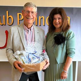 In Vertretung der Bürgermeisterin gratuliert Vizebürgermeisterin Sabine Nyikos dem Obmann des Bridge Clubs Pannonia zum 30jährigen Bestehen.