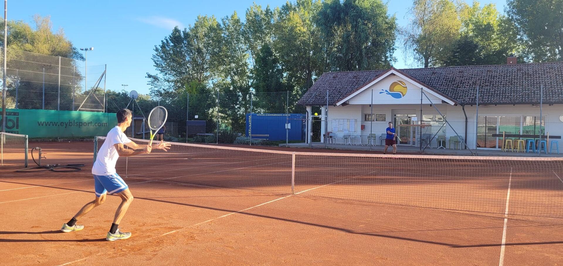 2 Herren beim Tennis spielen 