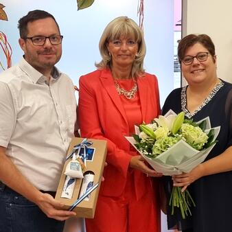 Der Leiter der Pflegedienste Martin Dyczek, Bürgermeisterin Landtagsabgeordnete Elisabeth Böhm und die Leiterin des Caritas Haus St. Nikolaus Tina Zwinger-Steiner.