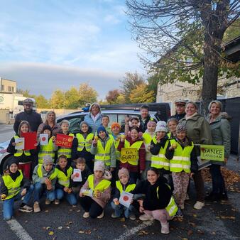 Schulkinder der Volksschule am Tabor nahmen an der Apfel-Zitrone-Aktion teil und durften gemeinsam mit der Kuratorium für Verkehrssicherheit und der Polizei den Verkehr kontrollieren.