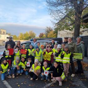 Schulkinder der Volksschule am Tabor nahmen an der Apfel-Zitrone-Aktion teil und durften gemeinsam mit der Kuratorium für Verkehrssicherheit und der Polizei den Verkehr kontrollieren.
