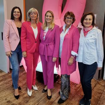 Landtagspräsidentin Mag.a Astrid Eisenkopf, Bürgermeisterin LAbg. Elisabeth Böhm und Landesrätin Mag.a Daniela Winkler mit der Pink Ribbon-Botschafterin Agnes Ottrubay sowie Geschäftsführerin der Burgenländischen Krebshilfe Mag.a Andrea Konrath beim heurigen Pink Ribbon Frühstück im Weinwerk Burgenland in Neusiedl am See.