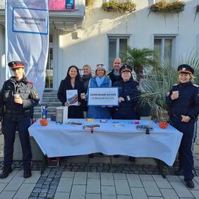 Coffee with cops - eine Sicherheitsaktion der Polizei am Bauernmarkt in Neusiedl am See mit der Bürgermeisterin, Vizebürger Stefan Wögerer, Amtsleiterin Judith Siber-Reiner sowie FZB-Geschäftsführerin Alexandra Göschl.