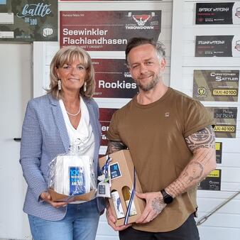 Bürgermeisterin gratulierte Inhaber Boris Mikula zum 10-jährigen Bestehen der Black Sunset Barbell Crew