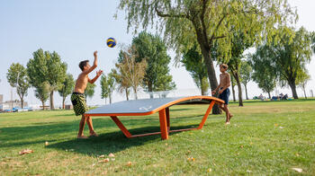 Jungs beim Teqball Tisch spielen im Strandbad Neusiedl am See