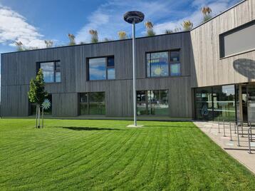 Aussenansicht des Kindergartens Storchennest. Der vierte Kindergarten wurde erst 2022 eröffnet und besticht durch seine moderne Bauweise aus Holz und Glas.