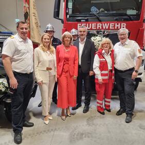 Neusiedls Feuerwehrkommandant ABI Reinhard Theuritzbacher,   Landesrätin Mag. (FH) Daniela Winkler, Fahnenträger Christian Stramer, Bürger- meisterin LAbg. Elisabeth Böhm, Alexander Bierbaum, Landesrat Mag. Heinrich  Dorner, Friederike Pirringer, Präsidentin Rotes Kreuz Burgenland, Bezirksfeuerwehr- kommandant OBR Anton Kandelsdorfer bei der feierlichen Eröffnung des Neusiedler Feuerhauses nach dem Um- und Zubau.
