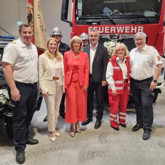 Neusiedls Feuerwehrkommandant ABI Reinhard Theuritzbacher,   Landesrätin Mag. (FH) Daniela Winkler, Fahnenträger Christian Stramer, Bürger- meisterin LAbg. Elisabeth Böhm, Alexander Bierbaum, Landesrat Mag. Heinrich  Dorner, Friederike Pirringer, Präsidentin Rotes Kreuz Burgenland, Bezirksfeuerwehr- kommandant OBR Anton Kandelsdorfer bei der feierlichen Eröffnung des Neusiedler Feuerhauses nach dem Um- und Zubau.