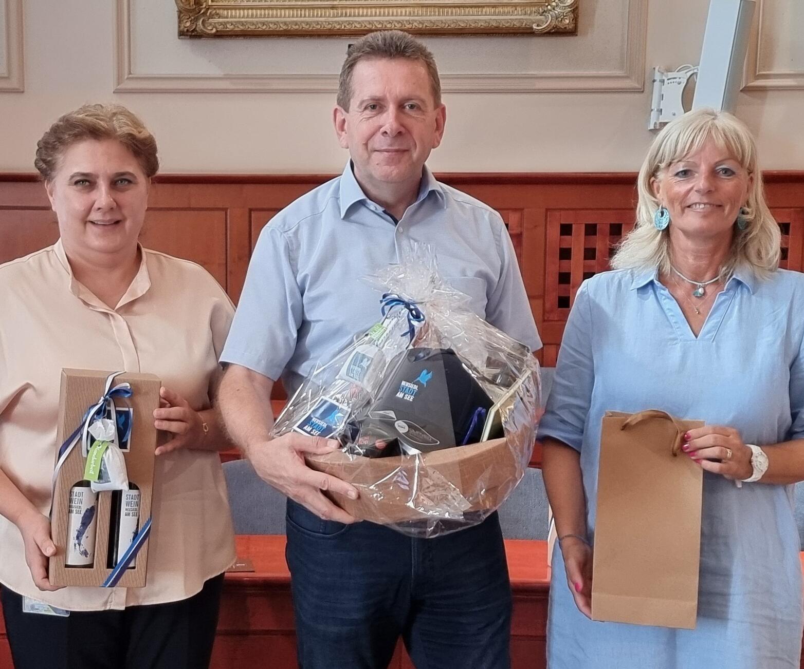 Bürgermeisterin Landtagsabgeordnete Elisabeth Böhm beim letzten Besuch in der Partnerstadt Mosonmagyarovar mit dem dortigen Bürgermeister und der Amtsleiterin.