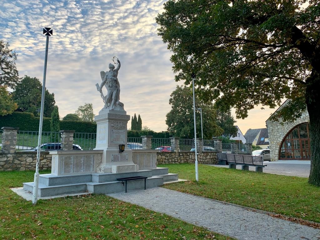 Das Kriegerdenkmal im Kirchenpark